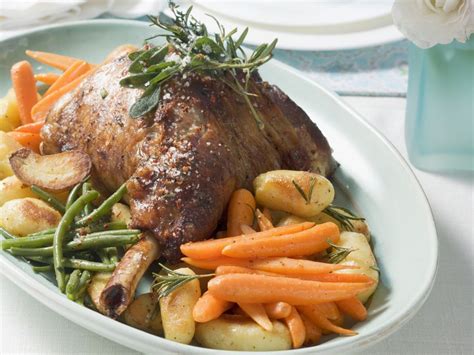 Roast lamb with carrots and potatoes Recipe | EatSmarter