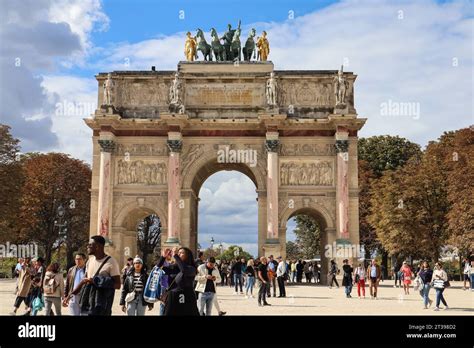 Louvre museum, Paris, France. Arc de Triomphe du Carrousel. Louvre entrance Stock Photo - Alamy