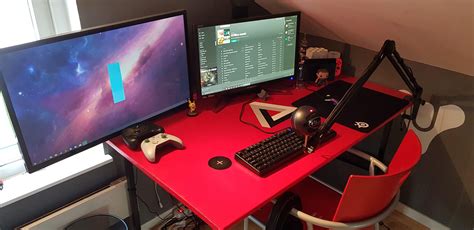 Limited space but i make it work. #PC #Computers #Gaming | Laptop gaming setup, Gaming desk ...