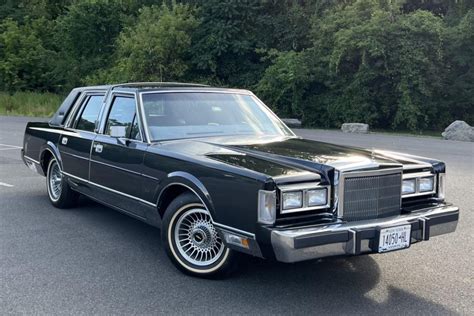 No Reserve: 12k-Mile 1988 Lincoln Town Car Signature Series for sale on BaT Auctions - sold for ...