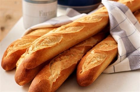 Receta de Pan Baguette Casero Francés: Dorado y Crujiente - Recetas de Pan™