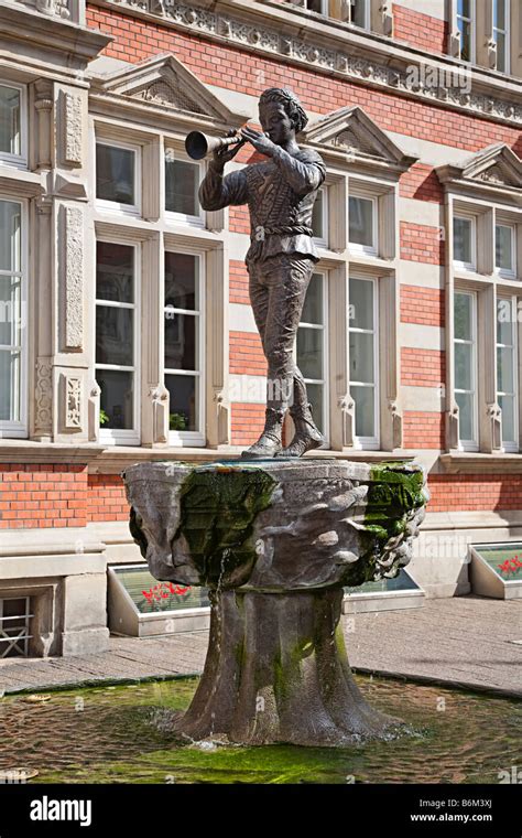 Pied Piper of Hamelin statue on fountain in town of Hamelin Germany Stock Photo - Alamy