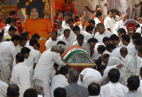 happyworldforall: Sathya Sai Baba Maha Samadhi - Last Rituals Performed