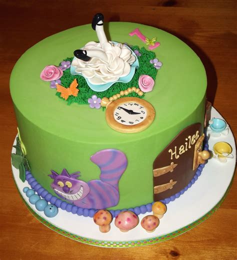 Suzy's Sweet Shoppe: Alice In Wonderland Cake and Cupcakes