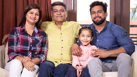 Why Indians continue to live in joint families - BBC News