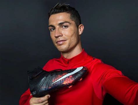 Cristiano Ronaldo lança botas inspiradas na ilha da Madeira