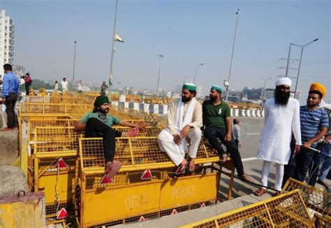 Police remove barricades at Ghazipur border, farm protest to continue