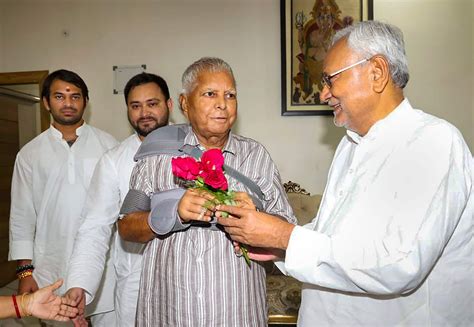 Nitish Kumar walks down to meet Lalu Yadav - all smiles at first rendezvous after return of JDU ...