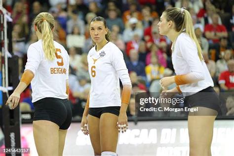 Madisen Skinner of the Texas Longhorns waits on court against the San... News Photo - Getty Images