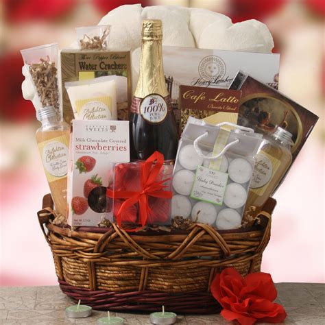 Honeymoon Gift Basket Ideas en 2020 (con imágenes) | Regalos navideños ...