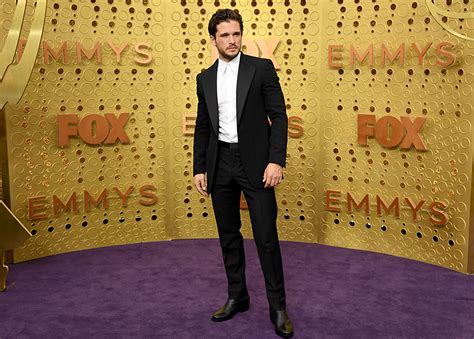 Kit Harington shows you how to wear an ‘air tie’ at the Emmys - GQ ...