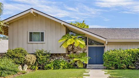 Sold at a loss: The ‘Brady Bunch’ house is now off the market | CNN