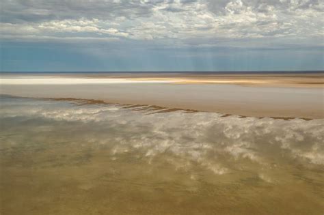 Lake Eyre comes to life as the water floods into the desert | Bay Post ...