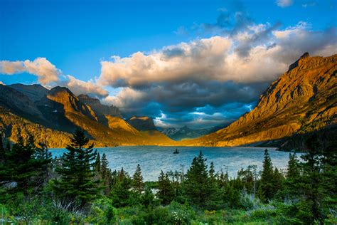 Sunrise at St. Mary Lake from Wild goose island viewpoint, Glacier ...