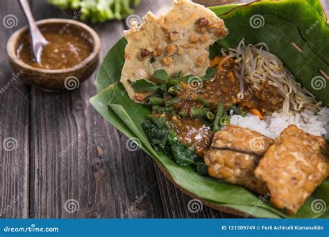 Nasi Pecel. Vegetable with Peanut Sauce Stock Image - Image of javanese, banana: 121309749