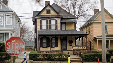 Woman charged with attempted arson of Martin Luther King Jr. birthplace in Atlanta – WABE