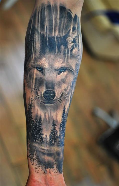 tatouage homme, art corporel en encre sur le bras, tatouage loup aux yeux bleus, idée tattoo ...