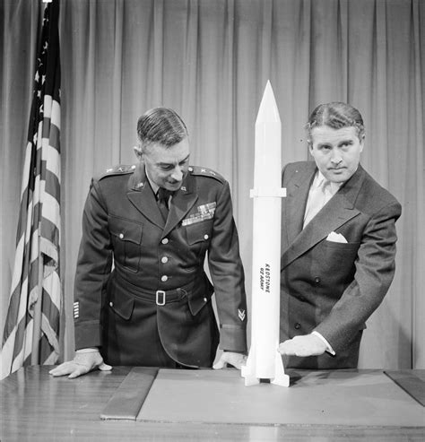 Wernher von Braun shows off a rocket model in 1956 [7858x8180 ...