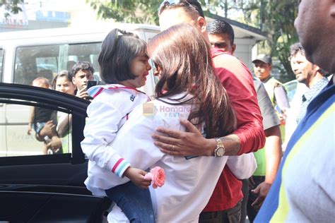 Aishwarya Bachchan, aradhya bacchan snapped at Airport on 6th Feb 2016 ...