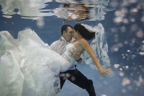 underwater trash the wedding dress photos by Phoenix underwater photographer Alyssa Campbell in ...