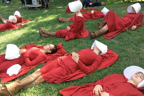 The Handmaid's Tale (behind the scenes) | Handmaids tale costume ...