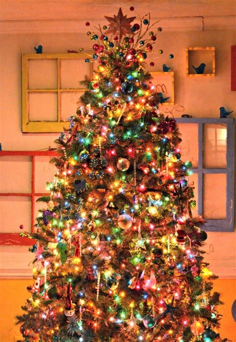 Christmas tree decorating tips, cool Christmas tree designs - DesignBump