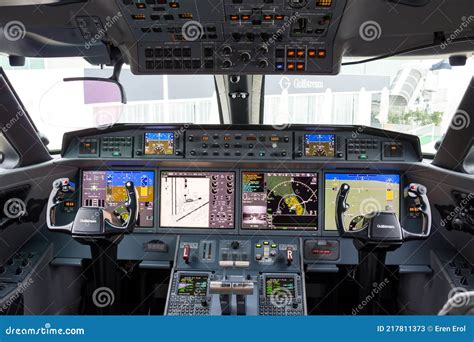 Gulfstream G650ER Cockpit editorial stock photo. Image of registration - 217811373