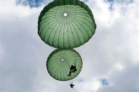 19 stunning images of US paratroopers doing what they do best ...