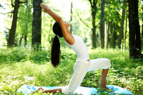 3 Body Benefits Of Outdoor Yoga | FOOD MATTERS®