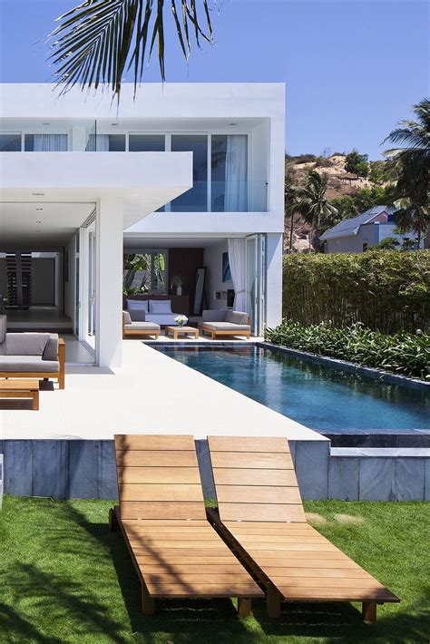30+ Modern Beach House Design - DECOOMO
