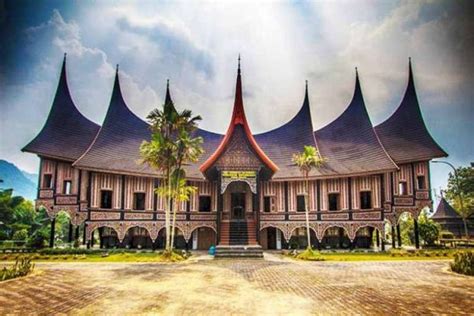 Rumah Adat MINANGKABAU & Ciri Khasnya + Gambar [LENGKAP]