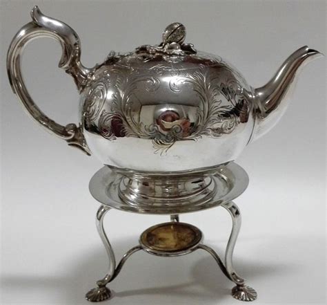 Antique silver plate teapot with burner, floral gravé decor - ENGLAND - Catawiki