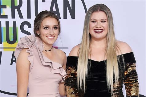 Kelly Clarkson Brings Daughters to 2017 American Music Awards