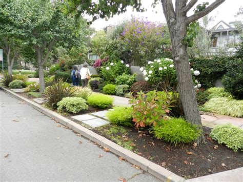 Landscaping for Sidewalks | HGTV