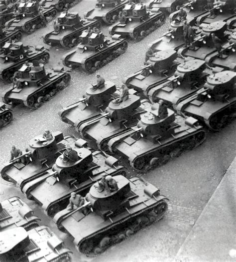 Tank Archives on Twitter: "T-26 tanks on parade, Leningrad, May 1st, 1933. Both single turreted ...