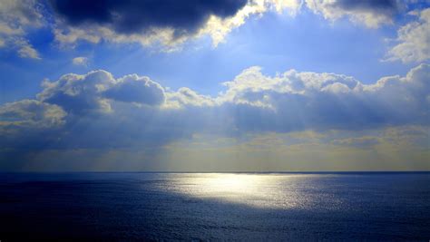 Download Horizon Ocean Cloud Sunbeam Sunlight Sunshine Nature Sky 4k Ultra HD Wallpaper