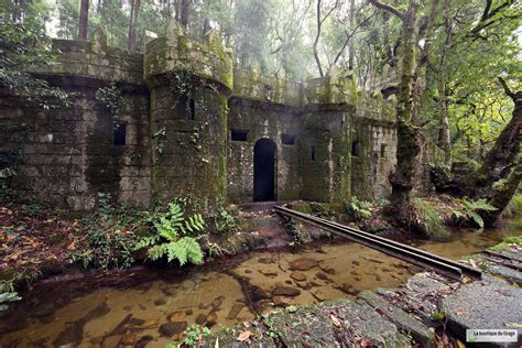 Photo of a small abandoned castle in a forest in Portugal