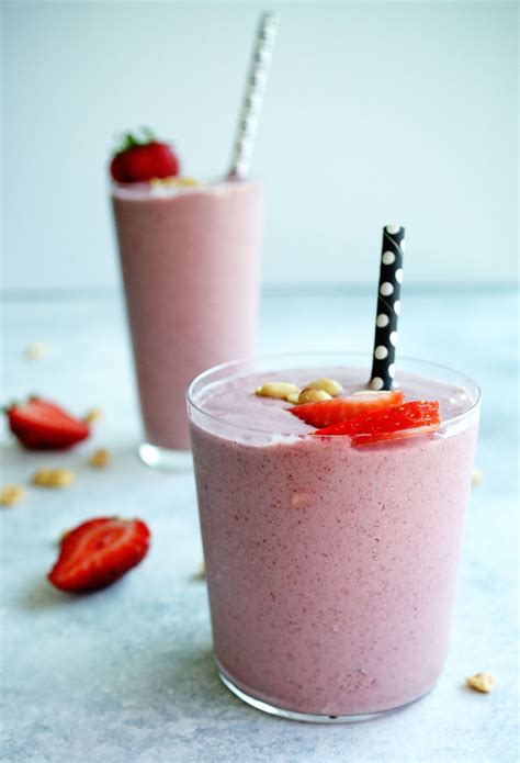 This healthy smoothie has peanut butter and jelly flavor and is full … | Smoothie recipes ...