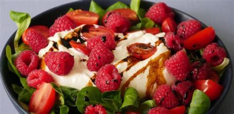 Salade burrata framboise tomate Pizza Pesto, Fruit Salad, Food, Cherry Tomatoes, Figs, Raspberry ...