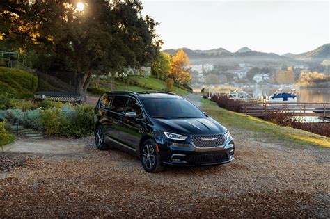 2020 Chrysler Pacifica AWD Launch Edition Orders Open, Priced from $40,240 - autoevolution