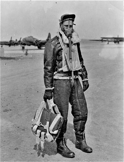 B-17 crewman in his flight leathers. A recent addition to the photo collection. : r/wwiipics