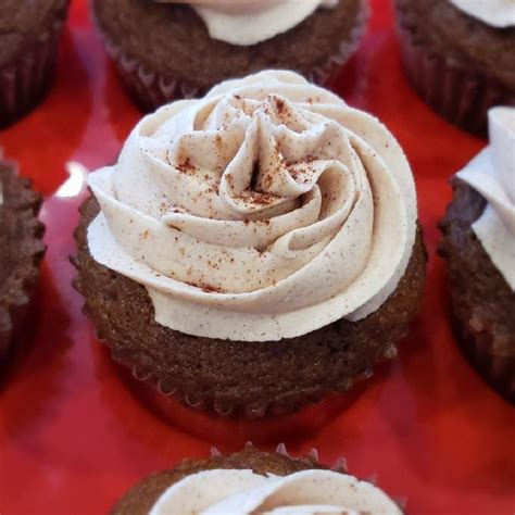 Gingerbread Cupcakes with Cinnamon Vanilla Buttercream Frosting