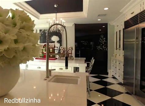 Pin by Kiara Guillory on Kris Jenner's Home | Kris jenner house, Jenner house, Awesome bedrooms