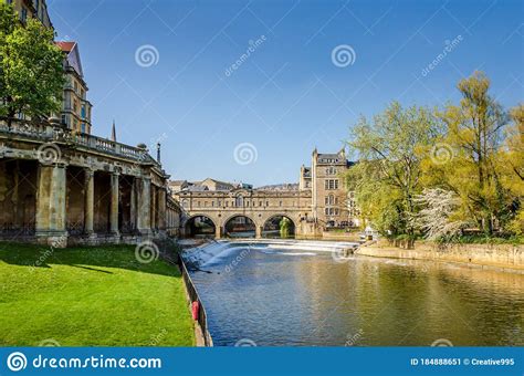 Landscape of the River Avon with Pulteney Bridge and the Weir in the ...