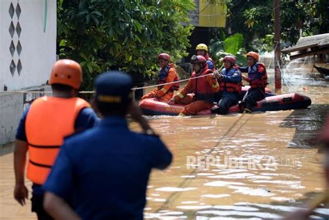 Damkar Jakarta Timur Evakuasi Korban Banjir | Republika Online