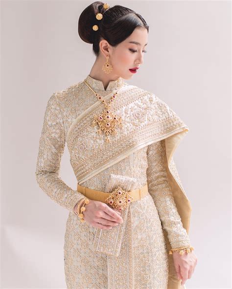 Épinglé par Chaniga sur Mint Chalida ชาด้า | Robe de mariee, Tenue traditionnelle, Robe