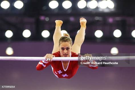 Giulia Steingruber of Switzerland competes on the uneven bars in the... Photo d'actualité ...