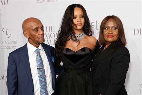 Rihanna et sa famille au Diamond Ball - NRJ.fr