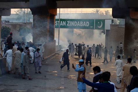 Protests break out against arrest of Pakistan’s ex-premier – Middle East Monitor