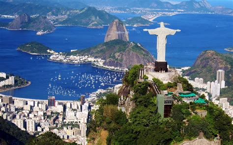 Towering ‘Cristo Redentor’ (Christ the Redeemer) Gazes out upon Rio de ...